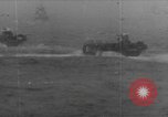 Standbild Allied Forces in amphibischen Landungen auf D-Day in Zweiten Weltkrieg Normandie Frankreich, 1944, aus Sekunde 1 historischem Filmmaterial Videoclip 65675058847