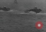 Standbild Allied Forces in amphibischen Landungen auf D-Day in Zweiten Weltkrieg Normandie Frankreich, 1944, aus Sekunde 3 historischem Filmmaterial Videoclip 65675058847