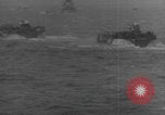 Standbild Allied Forces in amphibischen Landungen auf D-Day in Zweiten Weltkrieg Normandie Frankreich, 1944, aus Sekunde 4 historischem Filmmaterial Videoclip 65675058847
