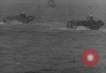Standbild Allied Forces in amphibischen Landungen auf D-Day in Zweiten Weltkrieg Normandie Frankreich, 1944, aus Sekunde 5 historischem Filmmaterial Videoclip 65675058847