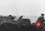 Standbild Allied Forces in amphibischen Landungen auf D-Day in Zweiten Weltkrieg Normandie Frankreich, 1944, aus Sekunde 7 historischem Filmmaterial Videoclip 65675058847