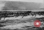 Standbild Allied Forces in amphibischen Landungen auf D-Day in Zweiten Weltkrieg Normandie Frankreich, 1944, aus Sekunde 14 historischem Filmmaterial Videoclip 65675058847