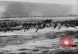 Standbild Allied Forces in amphibischen Landungen auf D-Day in Zweiten Weltkrieg Normandie Frankreich, 1944, aus Sekunde 15 historischem Filmmaterial Videoclip 65675058847