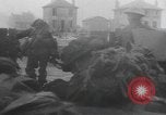 Standbild Allied Forces in amphibischen Landungen auf D-Day in Zweiten Weltkrieg Normandie Frankreich, 1944, aus Sekunde 27 historischem Filmmaterial Videoclip 65675058847