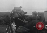 Standbild Allied Forces in amphibischen Landungen auf D-Day in Zweiten Weltkrieg Normandie Frankreich, 1944, aus Sekunde 39 historischem Filmmaterial Videoclip 65675058847