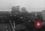 Standbild Allied Forces in amphibischen Landungen auf D-Day in Zweiten Weltkrieg Normandie Frankreich, 1944, aus Sekunde 40 historischem Filmmaterial Videoclip 65675058847