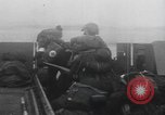 Standbild Allied Forces in amphibischen Landungen auf D-Day in Zweiten Weltkrieg Normandie Frankreich, 1944, aus Sekunde 41 historischem Filmmaterial Videoclip 65675058847