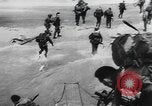 Standbild Allied Forces in amphibischen Landungen auf D-Day in Zweiten Weltkrieg Normandie Frankreich, 1944, aus Sekunde 42 historischem Filmmaterial Videoclip 65675058847