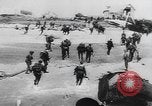 Standbild Allied Forces in amphibischen Landungen auf D-Day in Zweiten Weltkrieg Normandie Frankreich, 1944, aus Sekunde 43 historischem Filmmaterial Videoclip 65675058847