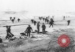 Standbild Allied Forces in amphibischen Landungen auf D-Day in Zweiten Weltkrieg Normandie Frankreich, 1944, aus Sekunde 44 historischem Filmmaterial Videoclip 65675058847