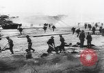Standbild Allied Forces in amphibischen Landungen auf D-Day in Zweiten Weltkrieg Normandie Frankreich, 1944, aus Sekunde 45 historischem Filmmaterial Videoclip 65675058847
