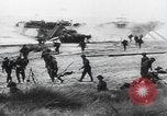 Standbild Allied Forces in amphibischen Landungen auf D-Day in Zweiten Weltkrieg Normandie Frankreich, 1944, aus Sekunde 46 historischem Filmmaterial Videoclip 65675058847