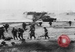 Standbild Allied Forces in amphibischen Landungen auf D-Day in Zweiten Weltkrieg Normandie Frankreich, 1944, aus Sekunde 47 historischem Filmmaterial Videoclip 65675058847