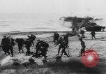 Standbild Allied Forces in amphibischen Landungen auf D-Day in Zweiten Weltkrieg Normandie Frankreich, 1944, aus Sekunde 48 historischem Filmmaterial Videoclip 65675058847