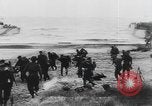 Standbild Allied Forces in amphibischen Landungen auf D-Day in Zweiten Weltkrieg Normandie Frankreich, 1944, aus Sekunde 49 historischem Filmmaterial Videoclip 65675058847