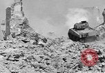 Standbild Re-enactment von Infanteristen des 24 Neuseeland Bataillon Italien, 1944, aus Sekunde 11 historischem Filmmaterial Videoclip 65675058848