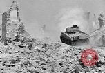 Standbild Re-enactment von Infanteristen des 24 Neuseeland Bataillon Italien, 1944, aus Sekunde 16 historischem Filmmaterial Videoclip 65675058848