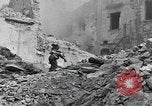 Standbild Re-enactment von Infanteristen des 24 Neuseeland Bataillon Italien, 1944, aus Sekunde 34 historischem Filmmaterial Videoclip 65675058848