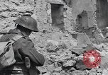 Standbild Re-enactment von Infanteristen des 24 Neuseeland Bataillon Italien, 1944, aus Sekunde 49 historischem Filmmaterial Videoclip 65675058848