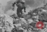 Standbild Re-enactment von Infanteristen des 24 Neuseeland Bataillon Italien, 1944, aus Sekunde 53 historischem Filmmaterial Videoclip 65675058848