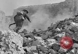 Standbild Re-enactment von Infanteristen des 24 Neuseeland Bataillon Italien, 1944, aus Sekunde 55 historischem Filmmaterial Videoclip 65675058848