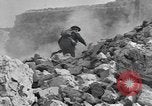 Standbild Re-enactment von Infanteristen des 24 Neuseeland Bataillon Italien, 1944, aus Sekunde 56 historischem Filmmaterial Videoclip 65675058848