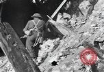 Standbild Re-enactment von Infanteristen des 24 Neuseeland Bataillon Italien, 1944, aus Sekunde 59 historischem Filmmaterial Videoclip 65675058848