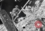 Standbild Re-enactment von Infanteristen des 24 Neuseeland Bataillon Italien, 1944, aus Sekunde 61 historischem Filmmaterial Videoclip 65675058848