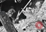 Standbild Re-enactment von Infanteristen des 24 Neuseeland Bataillon Italien, 1944, aus Sekunde 62 historischem Filmmaterial Videoclip 65675058848