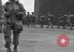Image 502e Régiment d'infanterie de parachutistes la 101e Division aéroportée l'Angleterre, 1944, de la seconde 16 séquences d'archives historiques vidéo 65675058878