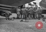 Image 502e Régiment d'infanterie de parachutistes la 101e Division aéroportée l'Angleterre, 1944, de la seconde 42 séquences d'archives historiques vidéo 65675058878