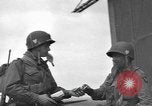 Standbild Fallschirm 502nd Infanterie Regiment 101st Air Borne Division Vereinigtes Königreich, 1944, aus Sekunde 1 historischem Filmmaterial Videoclip 65675058879