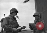 Standbild Fallschirm 502nd Infanterie Regiment 101st Air Borne Division Vereinigtes Königreich, 1944, aus Sekunde 3 historischem Filmmaterial Videoclip 65675058879
