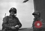 Standbild Fallschirm 502nd Infanterie Regiment 101st Air Borne Division Vereinigtes Königreich, 1944, aus Sekunde 4 historischem Filmmaterial Videoclip 65675058879