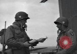 Standbild Fallschirm 502nd Infanterie Regiment 101st Air Borne Division Vereinigtes Königreich, 1944, aus Sekunde 6 historischem Filmmaterial Videoclip 65675058879