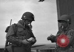 Standbild Fallschirm 502nd Infanterie Regiment 101st Air Borne Division Vereinigtes Königreich, 1944, aus Sekunde 7 historischem Filmmaterial Videoclip 65675058879