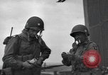 Standbild Fallschirm 502nd Infanterie Regiment 101st Air Borne Division Vereinigtes Königreich, 1944, aus Sekunde 8 historischem Filmmaterial Videoclip 65675058879