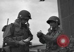Standbild Fallschirm 502nd Infanterie Regiment 101st Air Borne Division Vereinigtes Königreich, 1944, aus Sekunde 9 historischem Filmmaterial Videoclip 65675058879
