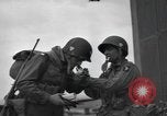 Standbild Fallschirm 502nd Infanterie Regiment 101st Air Borne Division Vereinigtes Königreich, 1944, aus Sekunde 10 historischem Filmmaterial Videoclip 65675058879