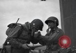 Standbild Fallschirm 502nd Infanterie Regiment 101st Air Borne Division Vereinigtes Königreich, 1944, aus Sekunde 11 historischem Filmmaterial Videoclip 65675058879