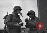 Standbild Fallschirm 502nd Infanterie Regiment 101st Air Borne Division Vereinigtes Königreich, 1944, aus Sekunde 12 historischem Filmmaterial Videoclip 65675058879
