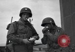 Standbild Fallschirm 502nd Infanterie Regiment 101st Air Borne Division Vereinigtes Königreich, 1944, aus Sekunde 13 historischem Filmmaterial Videoclip 65675058879