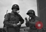 Standbild Fallschirm 502nd Infanterie Regiment 101st Air Borne Division Vereinigtes Königreich, 1944, aus Sekunde 14 historischem Filmmaterial Videoclip 65675058879