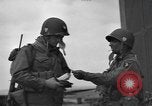 Standbild Fallschirm 502nd Infanterie Regiment 101st Air Borne Division Vereinigtes Königreich, 1944, aus Sekunde 15 historischem Filmmaterial Videoclip 65675058879