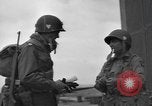 Standbild Fallschirm 502nd Infanterie Regiment 101st Air Borne Division Vereinigtes Königreich, 1944, aus Sekunde 18 historischem Filmmaterial Videoclip 65675058879