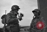 Standbild Fallschirm 502nd Infanterie Regiment 101st Air Borne Division Vereinigtes Königreich, 1944, aus Sekunde 19 historischem Filmmaterial Videoclip 65675058879