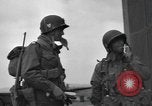 Standbild Fallschirm 502nd Infanterie Regiment 101st Air Borne Division Vereinigtes Königreich, 1944, aus Sekunde 20 historischem Filmmaterial Videoclip 65675058879