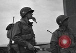 Standbild Fallschirm 502nd Infanterie Regiment 101st Air Borne Division Vereinigtes Königreich, 1944, aus Sekunde 21 historischem Filmmaterial Videoclip 65675058879