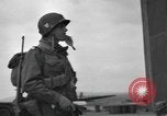 Standbild Fallschirm 502nd Infanterie Regiment 101st Air Borne Division Vereinigtes Königreich, 1944, aus Sekunde 22 historischem Filmmaterial Videoclip 65675058879