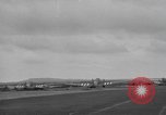 Standbild Fallschirm 502nd Infanterie Regiment 101st Air Borne Division Vereinigtes Königreich, 1944, aus Sekunde 23 historischem Filmmaterial Videoclip 65675058879